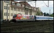 Werbelok Bayer Leverkusen 101068 kommt hier am 29.4.2001 mit dem Interregio aus Berlin durch den Bahnhof Melle und passiert an dieser Stelle das dortige Automuseum.