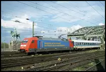 1001027 mit Fleisch Werbung verläßt hier am 9.5.2001 um 17.08 Uhr die Hohenzollernbrücke in Köln und fährt mit dem Interregio nach Karlruhe in den HBF Köln ein.