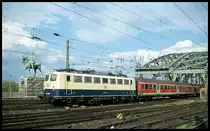 110142 verläßt mit dem RE 6 nach Koblenz am 9.5.2001 um 17.18 Uhr die Hohenzollernbrücke und fährt in den HBF Köln ein.