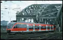 644504 verläßt am 9.5.2001 auf der Fahrt nach Kall um 14.45 Uhr die Hohenzollernbrücke in Köln und fährt in den HBF Köln ein.