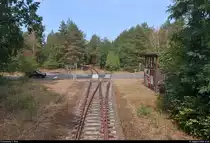 Eine Fahrt auf der Bahnstrecke Dessau–Gohrau-Rehsen (KBS 257) mit 670 003-2  Fürstin Louise  der Dessauer Verkehrs- und Eisenbahngesellschaft (DVE) als DWE75710 von Dessau Hbf nach Wörlitz...
Blick auf den Bahnübergang (BÜ) auf der B 107 mit stillgelegtem Gleis (heute teilweise Draisinenstrecke) zum ehemaligen Kraftwerk Vockerode.
[1.8.2018 | 14:40 Uhr]