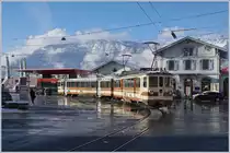 Die wohl nervigste Fotostelle der ganzen Region: Den in Aigle ausfahrenden Zug nach Leysin zu fotografieren ist alles andere als ein Vergnügen: es gibt tausende Gründe, zu Fuss, mit dem Auto oder mit einem Bus den Bahnhofplatz zu überqueren und so die Sicht auf den Zug zu beeinträchtigen - doch bei diesem Bild hat es knapp geklappt, unerwünschtes Beiwerk befindet sich links und rechts das Bildrands...

Der AL BDeh 4/4 302 mit seinem Bt verlässt als Regionalzug 332 Aigle Richtung Leysin.

29. Jan. 2019