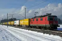 Erste Winteraufnahmen des Jahres 2019 aus meiner Region Solothurn mit Sonne und Schnee.

Re 420 258-6 mit langem Postzug.

Die Re 4/4 sind Universal-Elektrolokomotiven der SBB. Dementsprechend gelangen sie bei SBB CARGO vor allen Kategorien von Güterzügen zum Einsatz. Als  BOBO-Freund  widme ich bei meiner Einstellung vom 30. Januar 2019 die gesamte bei BB.de mögliche Serie bestehend aus sechs Bildern diesen fotogenen Maschinen.
Entstanden sind alle Aufnahmen am 29. Januar 2019 bei Deitingen.
Foto: Walter Ruetsch
