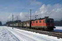 Erste Winteraufnahmen des Jahres 2019 aus meiner Region Solothurn mit Sonne und Schnee.

Re 420 305-5 mit unendlich langem Lebensmittelzug.

Die Re 4/4 sind Universal-Elektrolokomotiven der SBB. Dementsprechend gelangen sie bei SBB CARGO vor allen Kategorien von Güterzügen zum Einsatz. Als  BOBO-Freund  widme ich bei meiner Einstellung vom 30. Januar 2019 die gesamte bei BB.de mögliche Serie bestehend aus sechs Bildern diesen fotogenen Maschinen.
Entstanden sind alle Aufnahmen am 29. Januar 2019 bei Deitingen.
Foto: Walter Ruetsch
