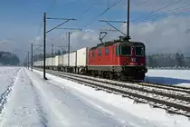 Erste Winteraufnahmen des Jahres 2019 aus meiner Region Solothurn mit Sonne und Schnee.

Re 420 167-9 mit Containerzug.

Die Re 4/4 sind Universal-Elektrolokomotiven der SBB. Dementsprechend gelangen sie bei SBB CARGO vor allen Kategorien von Güterzügen zum Einsatz. Als  BOBO-Freund  widme ich bei meiner Einstellung vom 30. Januar 2019 die gesamte bei BB.de mögliche Serie bestehend aus sechs Bildern diesen fotogenen Maschinen.
Entstanden sind alle Aufnahmen am 29. Januar 2019 bei Deitingen.
Foto: Walter Ruetsch
 