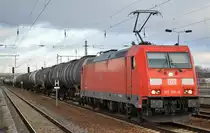 DB Cargo Deutschland AG mit  185 368-8  [NVR-Number: 91 80 6185 368-8 D-DB] und einem gemischten Kesselwagenzug am 29.01.19 Durchfahrt Bf. Flughafen Berlin-Schönefeld.