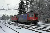 Am 31. Januar 2019 brachten die beiden Re 420 316-2 und Re 420 314-7 anstelle einer Re 620 einen sehr langen Güterzug vom RBL zum Stahlwerk Gerlafingen.
Foto: Walter Ruetsch