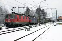 Am 31. Januar 2019 brachten die beiden Re 420 316-2 und Re 420 314-7 anstelle einer Re 620 einen sehr langen Güterzug vom RBL zum Stahlwerk Gerlafingen.
Foto: Walter Ruetsch