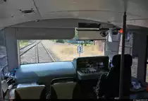 Blick in einen der beiden Führerstände ( Führerraum 1 ) von 670 003-2  Fürstin Louise  der Dessauer Verkehrs- und Eisenbahngesellschaft (DVE).
Diese steht als DWE75711 nach Dessau Hbf in ihrem Startbahnhof Wörlitz.
[1.8.2018 | 14:59 Uhr]