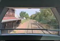 Ausblick auf den Bahnhof Wörlitz im Oberstock von 670 003-2  Fürstin Louise  der Dessauer Verkehrs- und Eisenbahngesellschaft (DVE).
Diese steht als DWE75711 nach Dessau Hbf in ihrem Startbahnhof Wörlitz.
[1.8.2018 | 15:01 Uhr]