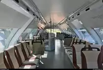 Blick in den Oberstock von 670 003-2  Fürstin Louise  der Dessauer Verkehrs- und Eisenbahngesellschaft (DVE) mit seitlich ausgerichteten Sitzen.
Diese steht als DWE75711 nach Dessau Hbf in ihrem Startbahnhof Wörlitz.
[1.8.2018 | 15:01 Uhr]