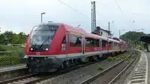 Eine Ersatzgarnitur bestehend aus Doppelstock- und Modus-Wagen bei ihrem Zwischenhalt in Kahl (Main). Aufgenommen am 2.9.2017 15:55