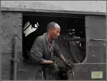 Eritrean Railways steamtrain special in Nefasit. Das Wasserfassen wird vom Lokführer überwacht. (17.01.2019)