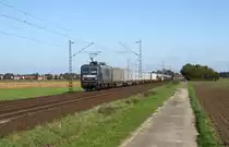 143 911 mit einem Güterzug am 01.10.17 bei Vornhagen.