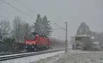 Bei starkem Schneefall zieht 143 568-4 die RB27 durch Grevenbroich Richtung Köln. Soeben hat sie das alte Stellwerk Ef Erftwerk passiert.

Grevenbroich 30.01.2019