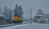 Gerade als ich gehen wollte, ging das Signal nochmal auf Fahrt und die Railfeeding Lok 24 alias 2284 603-2 ehemals 202 783-7 fuhr Lz durch Erftwerk gen Köln.

Grevenbroich 30.01.2019