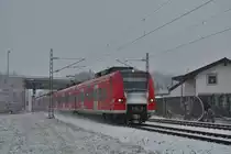 Seit einiger Zeit sind einige neue 425er auf dem RE8 und RB27 anzutreffen. Neben einigen Essener 425ern hilft bis Ende 2019 auchh der Gießener 425 033 aus. Zusammen mit einem weiteren 425er fuhr er am 30.1.19 als RE8 durch Erftwerk gen Grevenbroich.

Grevenbroich 30.01.2019