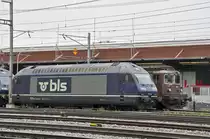 Die beiden BLS Loks 465 017-2 und die Re 425 190, stehen auf einem Nebengleis beim Bahnhof Pratteln. Die Aufnahme stammt vom 31.12.2018.