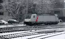 186 385-1 von Akiem/Lineas rangiert in Aachen-West.
Aufgenommen vom Bahnsteig in Aachen-West. 
Bei dichtem Schneefall am Kalten Nachmittag vom 30.1.2019.