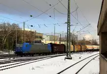 185 510-5 von Railtraxx kommt aus Richtung Köln,Aachen-Hbf,Aachen-Schanz mit einem schweren gemischten Güterzug aus Linz Voestalpine(A) nach Antwerpen Waaslandhaven(B)  und fährt in Aachen-West ein. 
Aufgenommen vom Bahnsteig in Aachen-West.
Bei Sonne und Schnee am Kalten Nachmittag vom 31.1.2019.