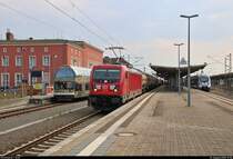 Kesselzug mit 187 138 DB durchfährt Dessau Hbf auf Gleis 2 in nördlicher Richtung.
[1.8.2018 | 15:56 Uhr]