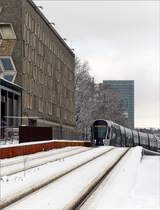 Die Baustelle am Gro�en Theater in Luxembourg-Ville hat noch immer Bestand und so versuchte ich die interessante Streckenf�hrung vom Fu�g�nger�berweg aus fotografisch festzuhalten. Ein CAF Urbos von LUXTRAM S.A. hat am 31.01.2019 den Pont Grand-Duchesse Charlotte (Rout Br�ck) hinter sich gelassen und f�hrt nun der Haltestelle Theater entgegen. (Jeanny)