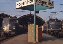  Bügelfalte  und  Kasten -E 10 im Vergleich: 110 448-5 und 110 148-4 um 1979 im Hauptbahnhof Hagen
