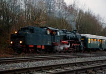 
Die Dreizylinder-Güterzug-Dampflokomotive 58 311 der UEF Ulmer Eisenbahnfreunde (ex DR 58 1111-2, ex DR 58 311, ex G 12 Baden 1125), hat am 26.01.2018 mit dem Sonderzug der Eisenbahnfreunde Treysa e.V., im Bahnhof Herdorf Hp 0.

Der Dampfsonderzug befand sich auf seiner Rückfahrt von der Bindweide nach Treysa.