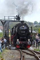 Die Dampflokomotive 52 6106 bei der Einfahrt auf das Gelände des Eisenbahnmuseums Bochum-Dahlhausen, bewundert von den zahlreichen Besuchern der Zechenbahntage im September 2018.