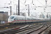 DB Fernverkehr ICE3 403 xxx am 02.02.19 in Frankfurt am Main Main von einen Gehweg aus fotografiert per Telezoom