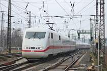 DB Fernverkehr ICE1 401 xxx am 02.02.19 in Frankfurt am Main Main von einen Gehweg aus fotografiert per Telezoom