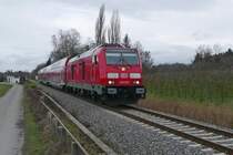 In Verbindung mit der baustellenbedingten Streckensperrung zwischen Laupheim West und Ulm verkehrten einigen RE-Garnituren gedreht auf der S�dbahn / Bodenseeg�rtelbahn (je nach Streckenabschnitt zog die Lok nicht wie sonst �blich die Wagen sondern schob diese). Aus diesem Grund konnte am 08.12.2018 zwischen Friedrichshafen und Eriskirch 245 035 fotografiert werden, die den von Laupheim West kommenden RE 27653 nach Lindau zog und nicht wie sonst �blich schob.