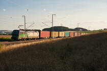 193 285 mit dem Containerzug aus Wiesau bei Feilitzsch Richtung Plauen, 19.07.2018