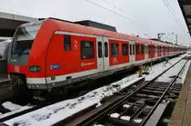 423 108-0 und 423 689-9 stehen am 7.1.2019 als S1 von München Hauptbahnhof nach München Flughafen Terminal im Startbahnhof bereit.