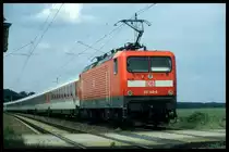 112140 schiebt hier am 13.6.2001 um 15.32 Uhr den bunt zusammen gestellten IC 870 bei Drahnsdorf in Richtung Berlin.