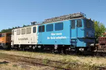 Die Ae 477 912-0 mit Werbung für die Kantonalbank am 07.07.2018 abgestellt im Historischen Lokschuppen Wittenberge.