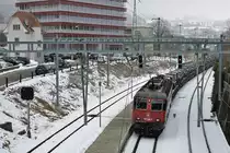 Militärzug 69333 Courtemaîche-Biel vom 6. Februar 2019.
Die Re 620 060-4  TAVANNES  wurde mit 8 Res beladen mit Puch, Duro und Anh87 bei der Durchfahrt Grenchen-Nord verewigt.
Foto: Walter Ruetsch