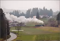 Winterdampf des Vereins Historische Emmentalbahn. Dampflok Ed 3/4 Nr. 2 der Solothurn-Münster-Bahn in Gammenthal. Mit im Gepäck hat sie zwei vierachsige Leichtstahlplattformwagen und einen K2. Februar 2018. 