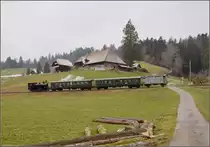 Winterdampf des Vereins Historische Emmentalbahn. Dampflok Ed 3/4 Nr. 2 der Solothurn-Münster-Bahn rollt mit zwei vierachsigen Leichtstahlplattformwagen und einem K2 den Griesbach entlang nach Sumiswald. Februar 2018. 