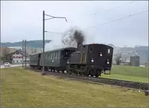 Winterdampf des Vereins Historische Emmentalbahn. Dampflok Ed 3/4 Nr. 2 der Solothurn-Münster-Bahn in Häusernmoos. Mit im Gepäck hat sie zwei vierachsige Leichtstahlplattformwagen und einen K2. Februar 2018. 