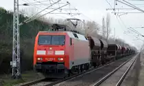 DB Cargo Deutschland AG mit  152 060-0  [NVR-Number: 91 80 6152 060-0 D-DB] und einem eigenartig angeordneten gemischten Güterzug am 06.02.19 Bf. Berlin-Hohenschönhausen.