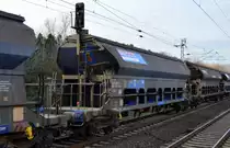 Drehgestell-Schüttgutwagen mit Schwenkdach und dosierbarer Schwerkraftentladung vom Einsteller NACCO mit der Nr. 33 RIV 80 D-NACCO 082 0 211-5(P) Tads Firmenlogo der Fa.YARA GmbH & Co.KG in einem Ganzzug am 06.02.19 Bf. Berlin-Hohenschönhausen.