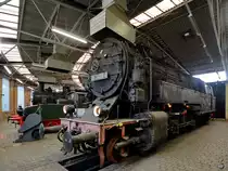 Die Dampflokomotive 95 0028 steht im Ringlokschuppen des Bochumer Eisenbahnmuseums. (September 2018)