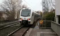 Ein Nachschuss auf einen Holländischer Regionalzug aus Aachen-Hbf(D) nach Maastricht(NL) und kamm aus Richtung Aachen-Hbf und fuhr durch Aachen-Schanz in Richtung Aachen-West,Laurensberg,Richterich,Kohlscheid,Herzogenrath. 
Aufgenommen vom Bahnsteig von Aachen-Schanz. 
Am Morgen vom 4.2.2019.