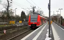 Ein Nachschuss von der Rhein Niers Bahn (RB33) aus Duisburg-Hbf nach Aachen-Hbf und hält in Kohlscheid und fährt in Richtung Richterich,Laurensberg,Aachen-West,Aachen-Schanz,Aachen-Hbf. 
Aufgenommen von Bahnsteig 2 in Kohlscheid. 
Bei Sonne und Wolken am Nachmittag vom 4.2.2019.