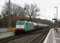 Die Cobra 2843 kommt durch Kohlscheid aus Richtung Aachen-West mit einem langen Kesselzug aus Antwerpen-Kanaaldok(B) nach Millingen-Solvay(D) Laurensberg,Richterich und fährt durch Kohlscheid in Richtung Herzogenrath,Hofstadt,Finkenrath,Rimburg,Übach-Palenberg,Zweibrüggen,Frelenberg,Geilenkirchen,Süggerath,Lindern,Brachelen,Hückelhoven-Baal,Baal,Erkelenz,Herrath,Beckrath,Wickrath,Rheydt. 
Aufgenommen von Bahnsteig 2 in Kohlscheid. 
Bei Sonne und Wolken am Nachmittag vom 4.2.2019.