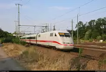 401 566-5 (Tz 166  Gelnhausen ) als ICE 801 (Linie 18) von Kiel Hbf nach München Hbf durchfährt Lutherstadt Wittenberg Hbf auf Gleis 2.
[1.8.2018 | 18:20 Uhr]