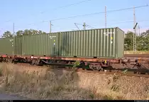 Blick auf einen Containertragwagen der Gattung  Lgs 580  (21 80 442 6 224-2 D-DB) der DB, der in einem Containerzug mit 185 249-0 DB eingereiht ist und Lutherstadt Wittenberg Hbf auf Gleis 2 in südwestlicher Richtung durchfährt.
[1.8.2018 | 18:26 Uhr]