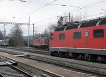 Seltenes Zusammentreffen von zwei Re 620 in Gerlafingen am 4. Februar 2019.
Erkennbar sind Re 620 056-2  TRAVERS  sowie Re 620 049-7  AARBERG .
Foto: Walter Ruetsch