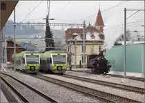 Alt und Neu in Huttwil. Zwischen zwei NINAs der BLS und dem modernen BLS-Gebäude sind Dampflok Ed 3/4 Nr. 2 der Solothurn-Münster-Bahn und die alte Villa ein Fenster in vergangene Tage. Huttwil, Februar 2018.